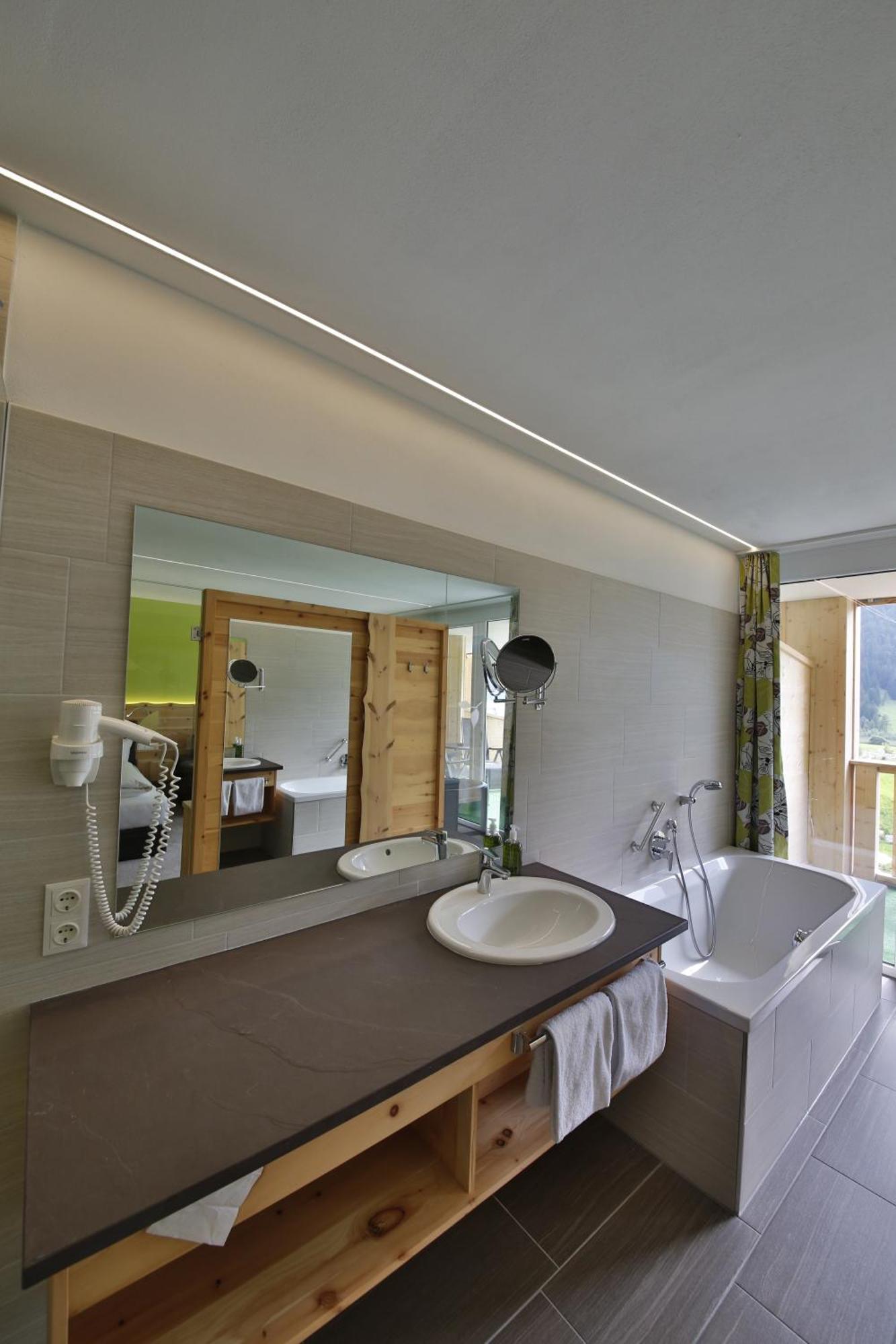 Romantik Resort & Spa Der Laterndl Hof Haldensee Chambre photo
